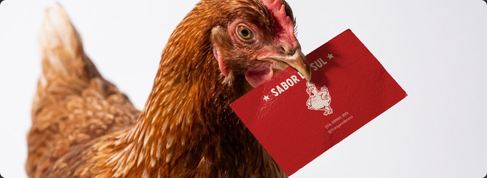 Galinha segurando no bico um cartão vermelho da marca Frango na Brasa