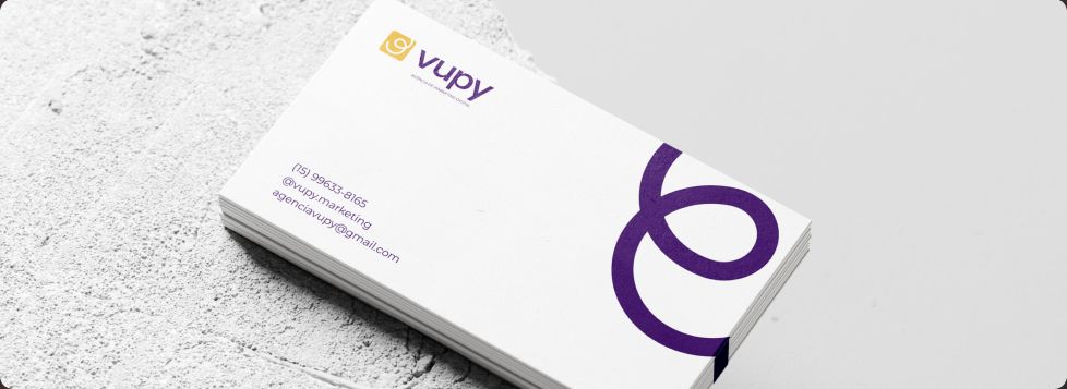 Cartões de visita da Vupy sobre superfície de concreto